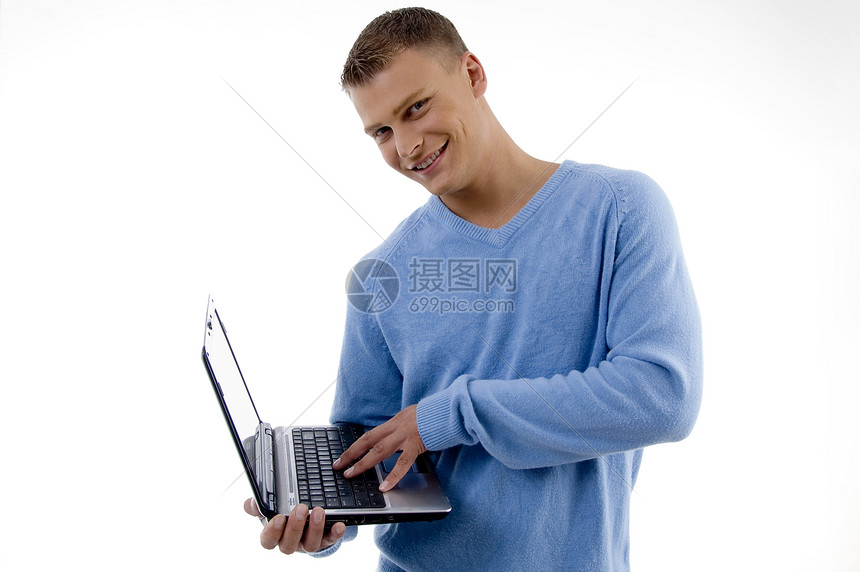 带着笔记本电脑微笑的年轻人白色成人冒充男性键盘青年水平工作室姿势数据图片