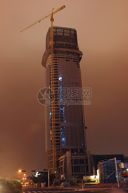 正在建造摩天大楼夜景反射进步发光建筑学曲柄建筑城市图片