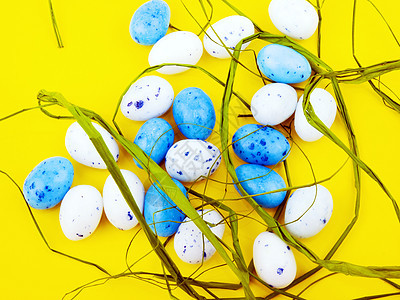 复活节鸡蛋黄色绿色白色蓝色背景图片