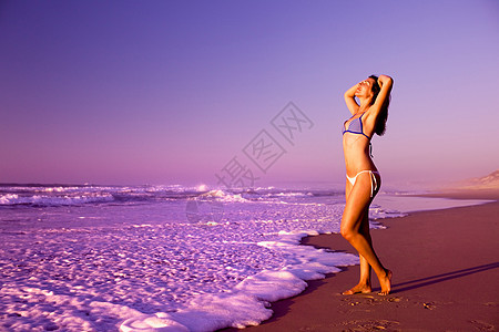 女人在沙滩上女孩海洋女性成人橙子天空旅行假期喜悦享受图片