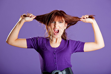愤怒的女人青年成人女孩女性紫色头发工作室图片