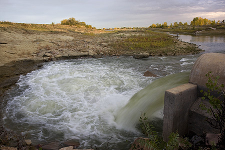 水从大管流出的泉水水平瀑布灌溉岩石激流水库渔夫海浪公园溪流图片