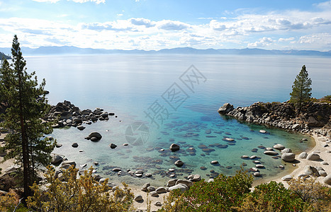 Tahoe湖上的水晶清水湾图片