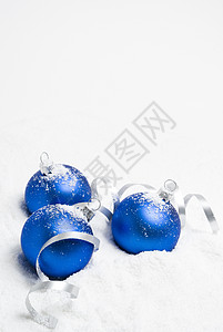 圣诞球丝带白色蓝色装饰品背景图片