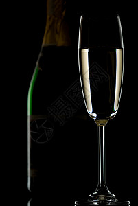 香槟背光数字酒精黑色玻璃瓶子反射背景图片