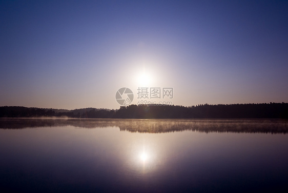 太阳升起海岸线反射薄雾天空海岸地平线蓝色场景风景日出图片