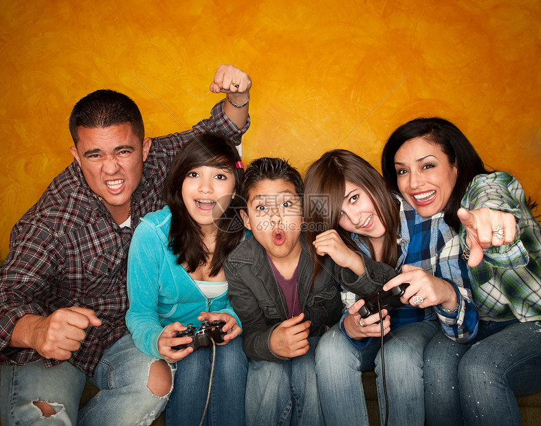 家庭玩视频游戏儿子女士微笑金属电缆电脑乐趣父亲孩子格子图片