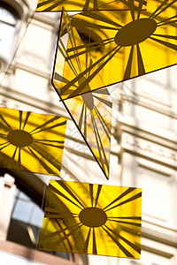 装饰太阳玻璃正方形安装黄色背景图片