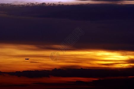 飞机日落时多云飞行天空旅行空气苍穹航班情绪气氛冒险图片