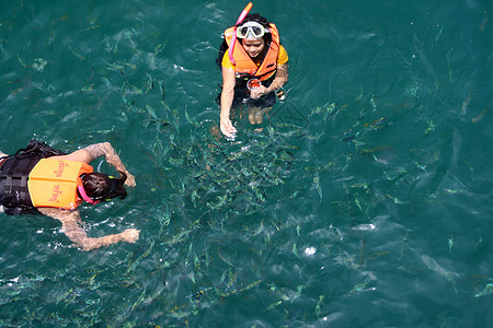 进食男人游泳者潜水天空救生衣假期运动水池游泳生活图片