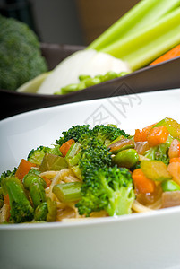 蔬菜意大利面a草本植物烹饪芹菜美食小麦午餐洋葱食物面条食谱图片