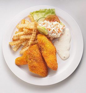 鱼和薯片午餐课程油炸白色鳕鱼服务柠檬美食黄色筹码图片