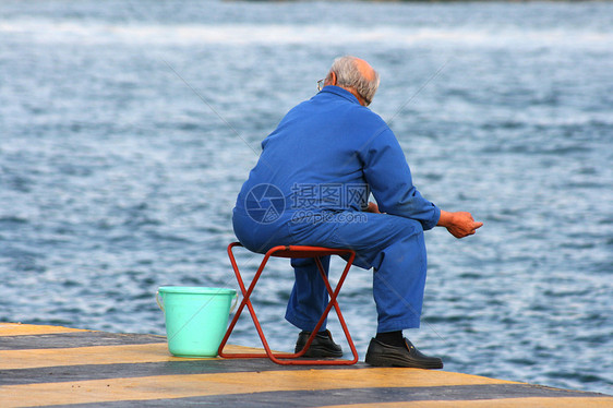 高级男子捕鱼业乐趣港口男士幸福男性成人水平专注爱好蓝色图片