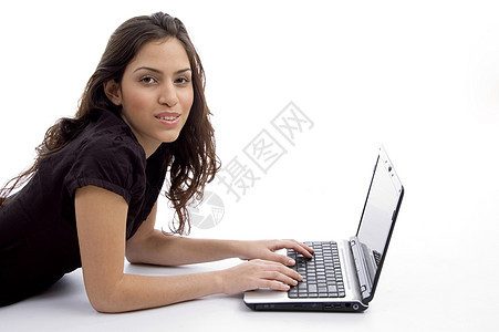 用膝上型电脑为妇女下铺屏幕白色数字女性化衣服成人姿势女士冒充笔记本图片