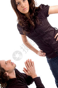 男人在女人面前乞讨图片