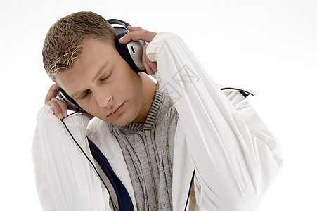 英俊的年轻男子享受耳机音乐图片