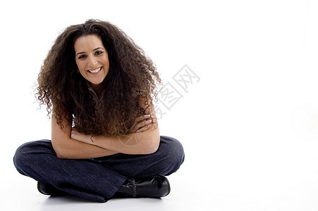 坐在地上笑着的女士工作室衣服黑发冒充成人造型师姿势白色水平青年图片