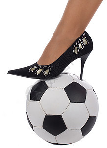 女子在足球球上穿着高胸鞋站脚图片