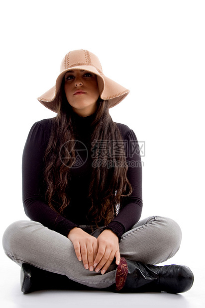 女性坐着看镜头冒充成人拉丁魅力青年数字帽子设计师工作室毛衣图片