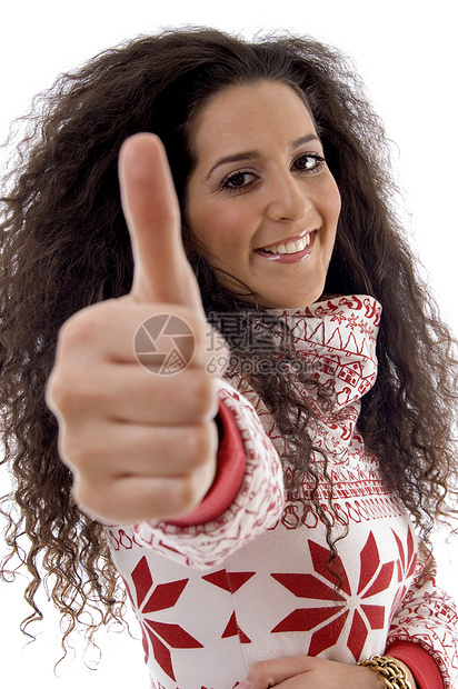 年轻女青年露出拇指姿势羊毛白色毛衣工作室牙裔女性快乐手势女性化图片