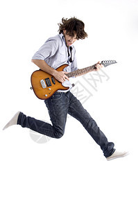 用吉他跳跃年轻男性图片