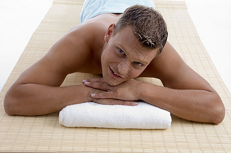 躺在垫子上的男青年准备接受SPA治疗工作室白色冒充成人男性毛巾姿势说谎男人温泉图片