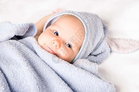 婴儿浴巾中的婴儿毛巾护理白色婴儿期孩子童年烘干儿童女孩卫生皮肤图片