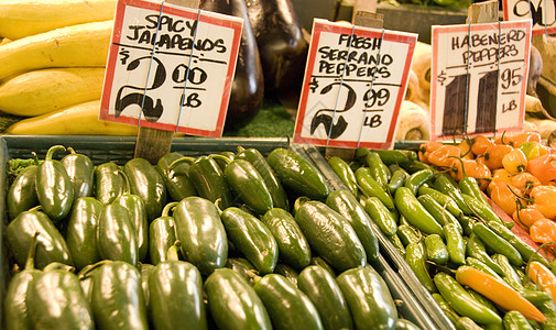 市场上的变量胡椒蔬菜园艺绿色杂货产品食物图片