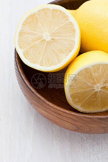 柠檬在木碗里一半图片