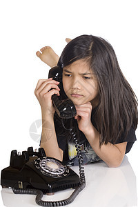 女孩在旋转电话上说话 担心的表情图片
