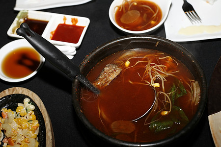 韩国汤烹饪午餐蔬菜食品课程盘子韭菜食物海鲜猪肉图片