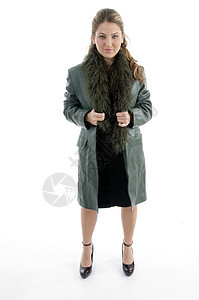 站着看镜头的女性夹克冒充设计师外套服饰纺织品微笑青少年工作室羊毛图片