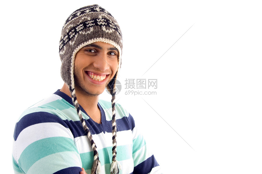 笑笑的男孩用羊毛帽蒙住头部图片