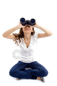 女性坐着透过双视望远镜看图片
