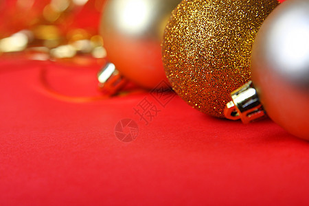 圣诞节装饰品白色装潢蓝色金属庆典红色背景图片