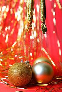 圣诞节装饰品蓝色红色装潢庆典金属白色背景图片