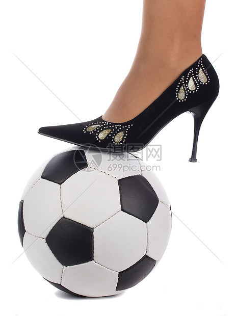 妇女脚踏足球球图片