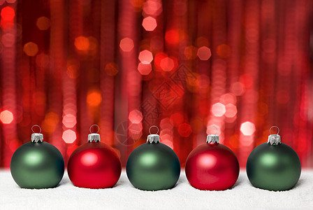 圣诞球团体微光红色辉光装饰品白色绿色背景图片