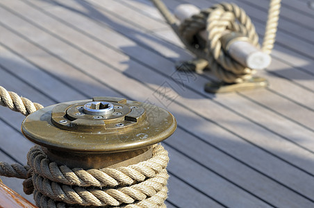 游艇甲板索具帆船航行航海木头绳索背景图片
