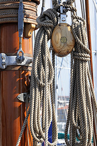 游艇细节航行索具航海桅杆绳索滑轮木头导航图片