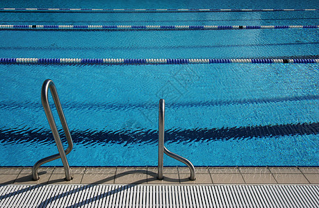 游泳池潜水运动竞争时间团队游泳者酒店车道图片