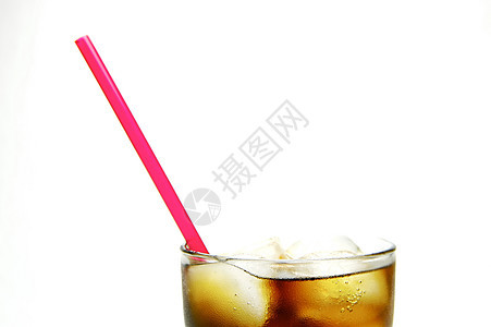 冷可口可乐苏打饮料汽水冷饮混合器玻璃白色立方体搅拌机稻草图片
