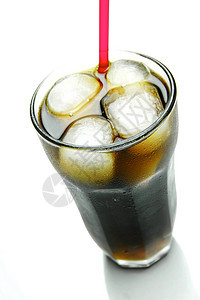 冷可口可乐稻草苏打白色混合器饮料立方体搅拌机汽水冷饮玻璃图片
