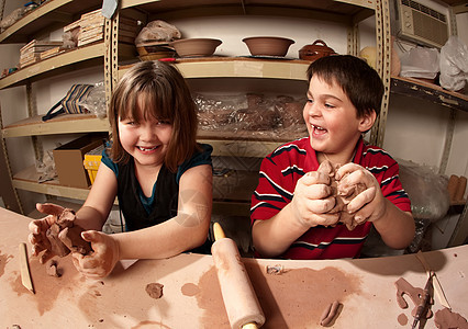 泥土工作室里的孩子朋友乐趣艺术家项目陶器艺术女孩工具陶瓷享受图片
