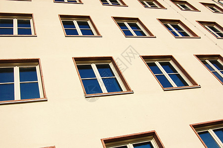 公寓楼的外表建筑办公室蓝色财产窗户反射商业天空建筑学住宅图片