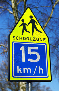 学校区安全孩子们学校交通蓝色学区标志天空背景图片