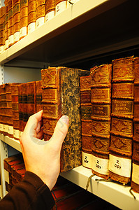 图书馆的旧书学校教育档案大学科学数据库法律学习架子图书图片