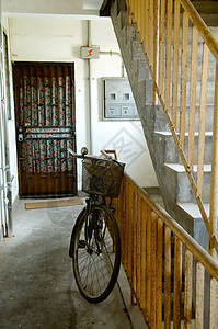 住宅建筑通道上的双角圆形窗户座位轮胎车轮扶手运输途径楼梯衰老车辆图片