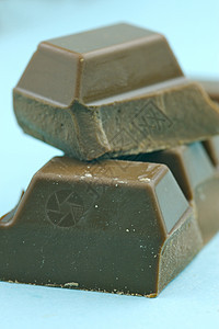 牛奶巧克力食品食物积木糖果蓝色背景图片