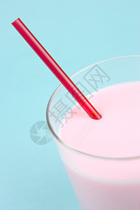 草莓牛奶玻璃奶昔饮料稻草水果眼镜吸管蓝色图片